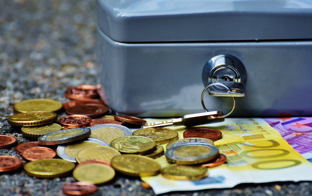 Man bij kas die snel geld wil lenen via Bankr voor vaste lasten en financiële nood