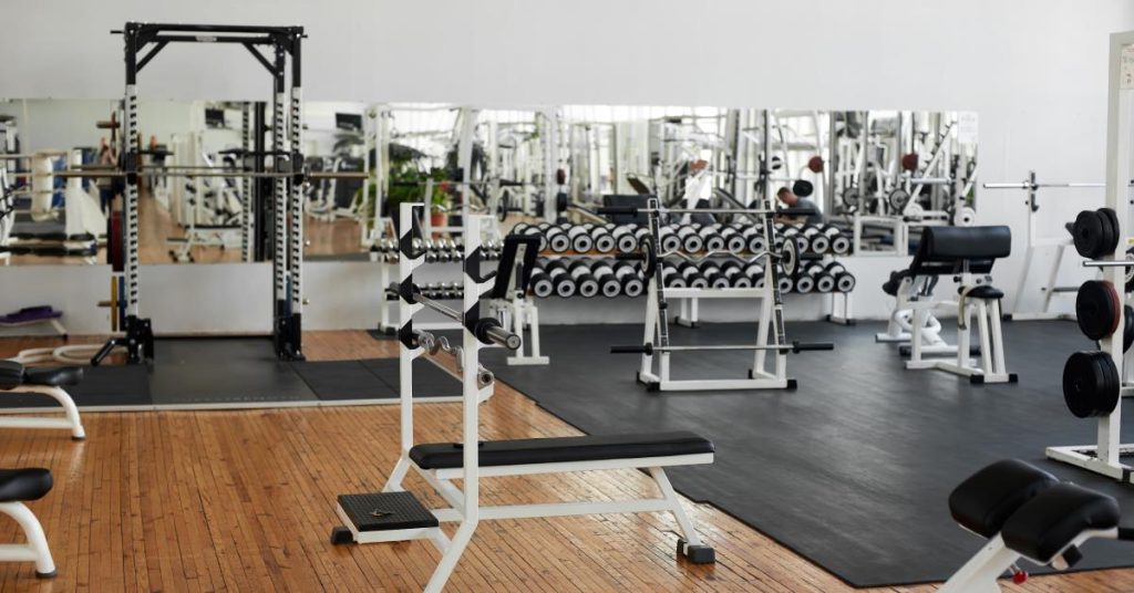 Binnenaanzicht van een complete sportschool in Zwolle met cardio- en krachttraining-apparatuur