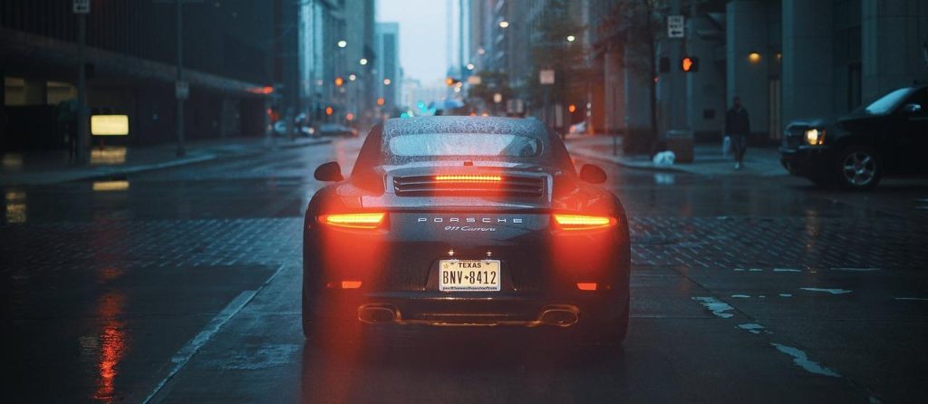 Professionele auto detailing waarbij het exterieur en interieur van een voertuig zorgvuldig wordt gereinigd en gepolijst