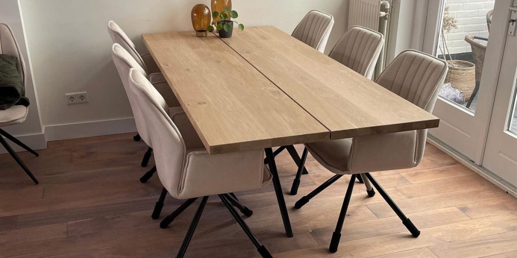 Uitklapbare eiken tafel met twee delen als voorbeeld van een perfecte eiken tafel voor gezinnen