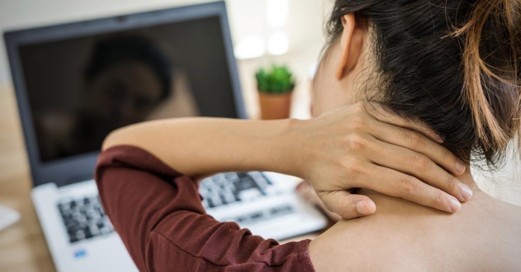 Visuele weergave van chronische pijn en nekhernia klachten verlichten met chiropractische behandeling