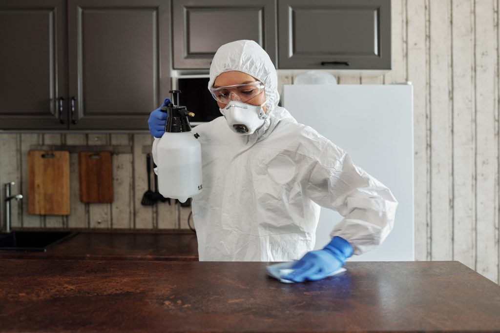 Professionele calamiteiten schoonmaak team aan het werk na schadegeval
