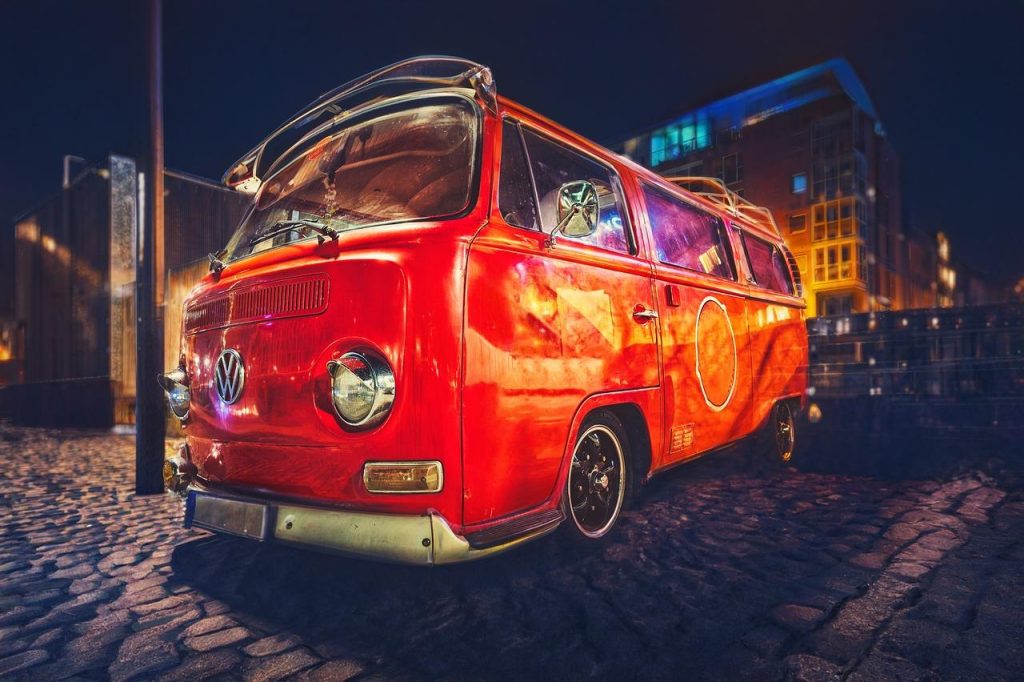 Interieur van een partybus met dansvloer, lichtshow en minibar als ideale vervoersmiddel