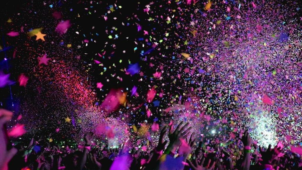 Luxe partybus uit Aalsmeer met dansende gasten, verlichte interieur en muziekinstallatie voor feesten