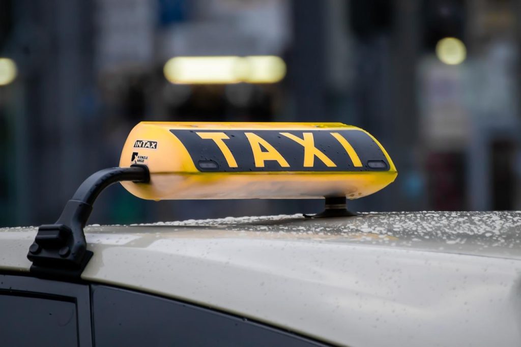 Luxe taxi rijtuig voor transfers van Den Haag naar Schiphol met Taxinet