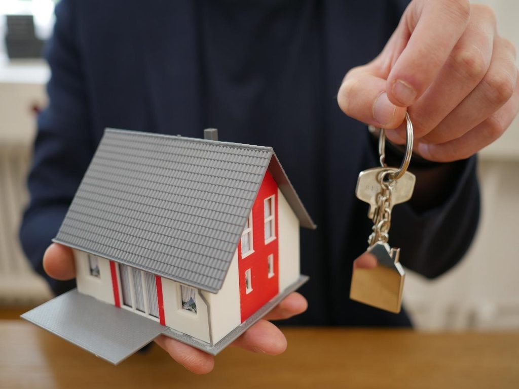 Iemand staat buitengesloten voor zijn huis en zoekt naar tips om weer naar binnen te gaan