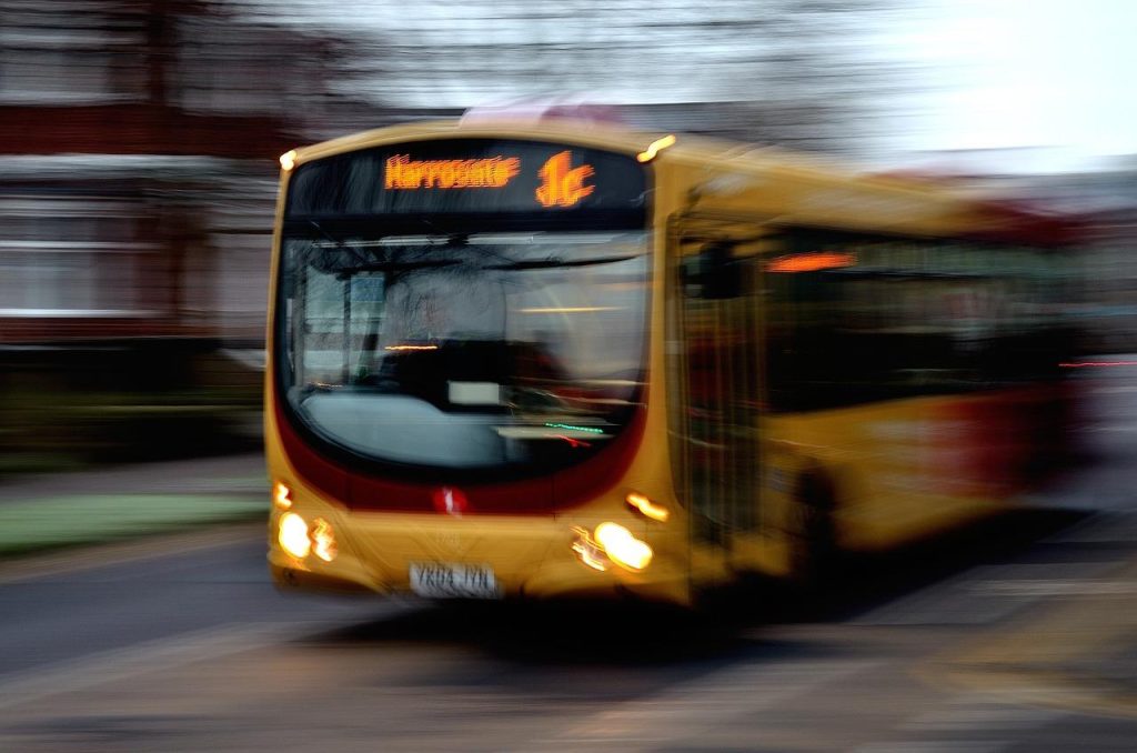 Voordelen van het huren van een partybus met vrienden, inclusief veiligheid, comfort en flexibiliteit