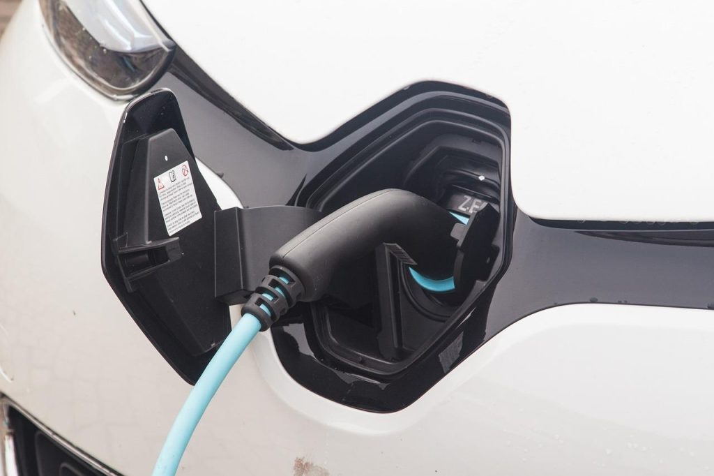 Stappen voor het installeren van een laadpaal voor thuis met wallbox en elektrische aansluiting