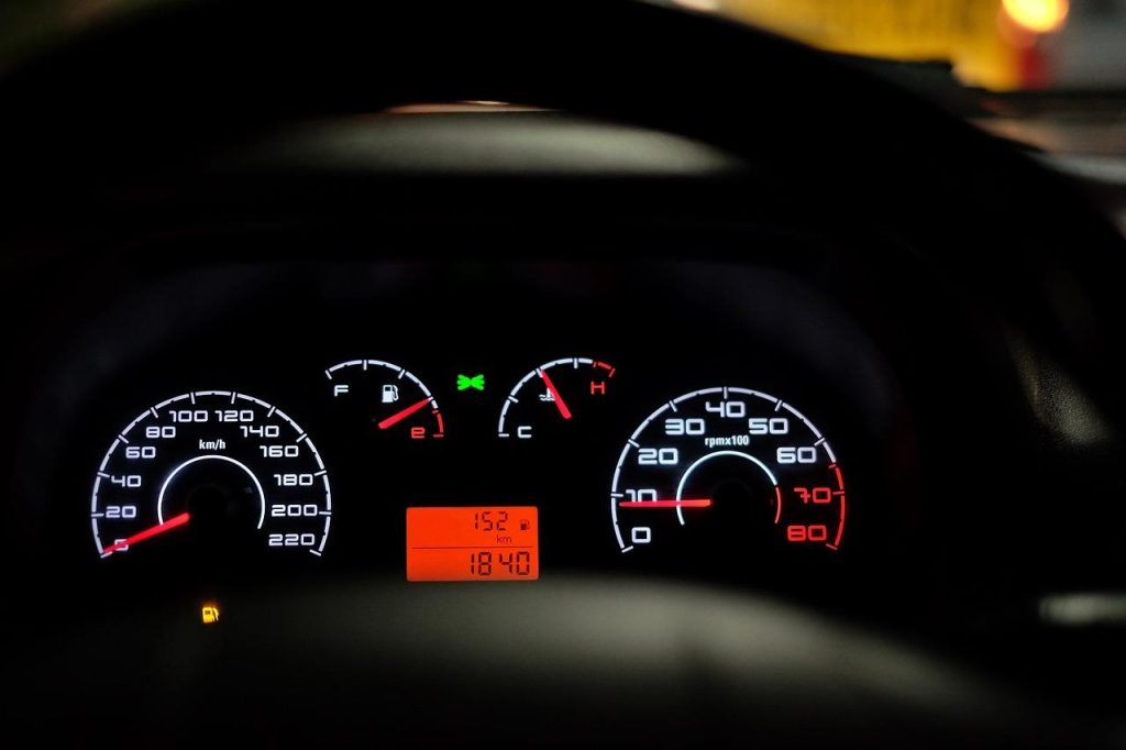 Rijbewijskeuringsarts voert medische tests uit ter beoordeling van rijvaardigheid en gezondheid van bestuurders