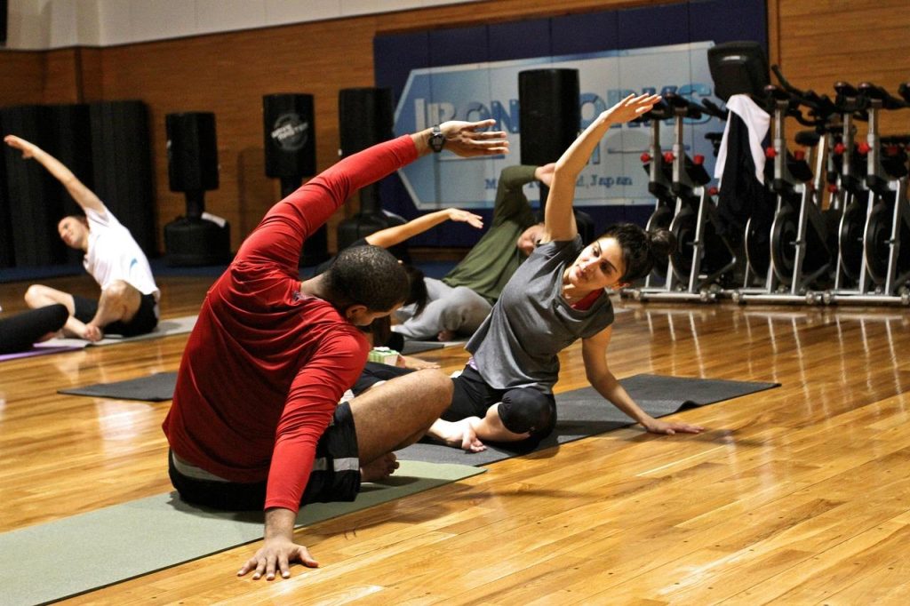 Personal trainer begeleidt klant bij Kracht Centrale in Zwolle tijdens fitness training