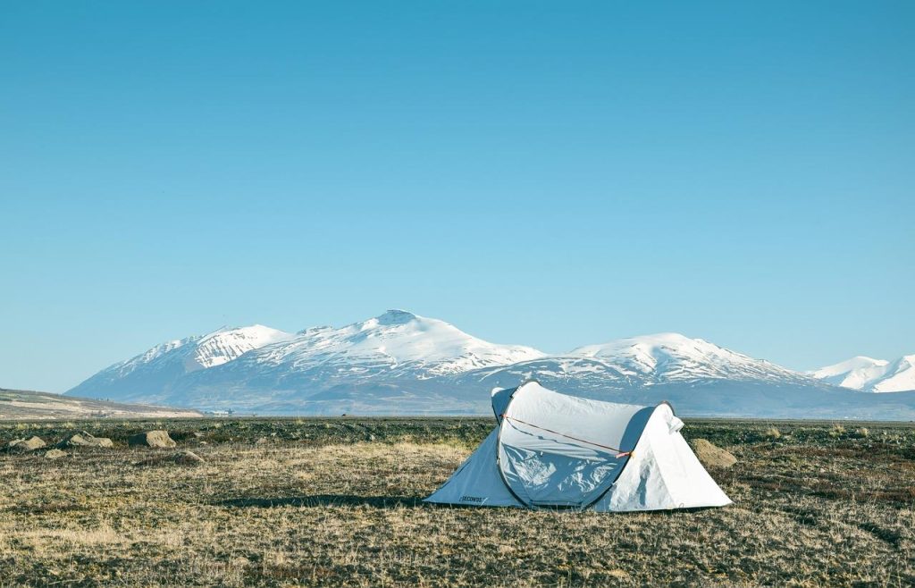 Collectie van onmisbare gadgets voor off-grid kamperen inclusief koelbox, zonnepanelen en waterzuiveraar