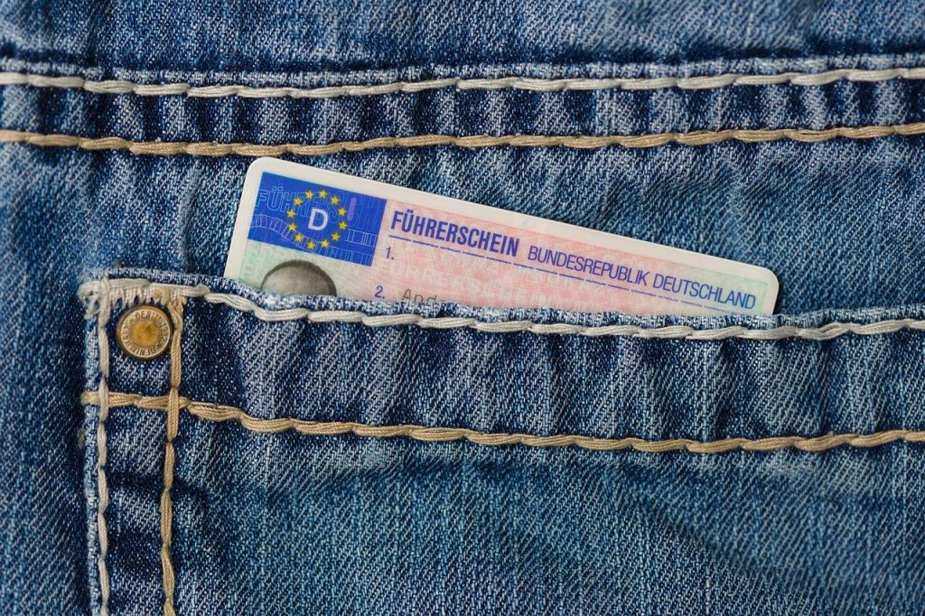 Illustratie over het belang van regelmatige keuringen voor je rijbewijs en verkeersveiligheid