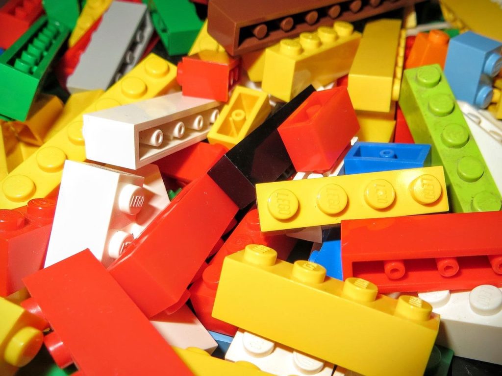 LEGO bouwstenen in verschillende kleuren voor solo en gezamenlijke bouw- en ontdekkingsavonturen