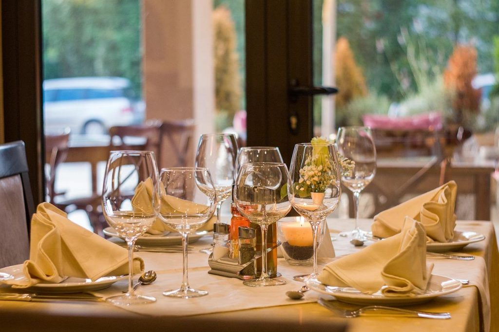 Culinaire sfeer en diverse keukens in een restaurant in Rotterdam waar gasten genieten van lokale en internationale gerechten