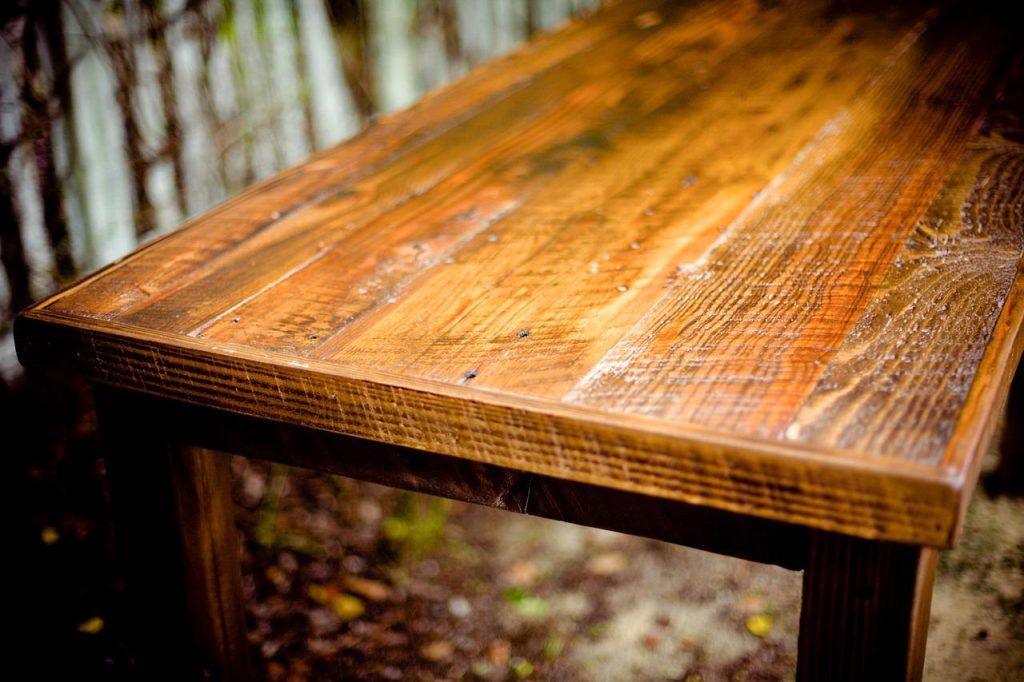 Houten tafel op maat met natuurlijke nerf en kleur, gemaakt door vakmanschap in de werkplaats