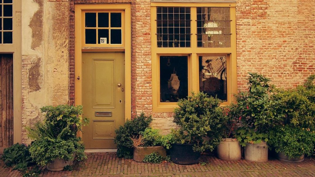 Infographic met redenen waarom mensen hun huis onder WOZ-waarde verkopen: snelle verkoop, kostenbesparingen en concurrentie