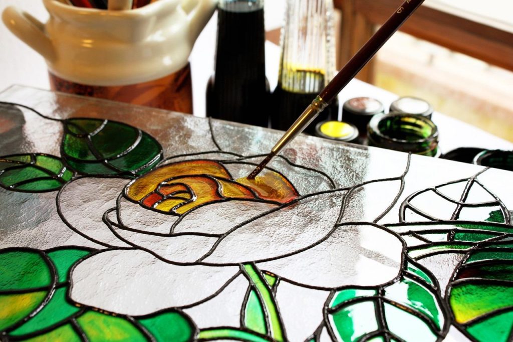 Kunstschilder in Haarlem aan het werk, demonstrerend professionele schildertechniek en creativiteit