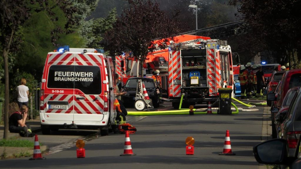 Verkeersregelaar in uniform regelt druk verkeer op een kruising met hand signalen