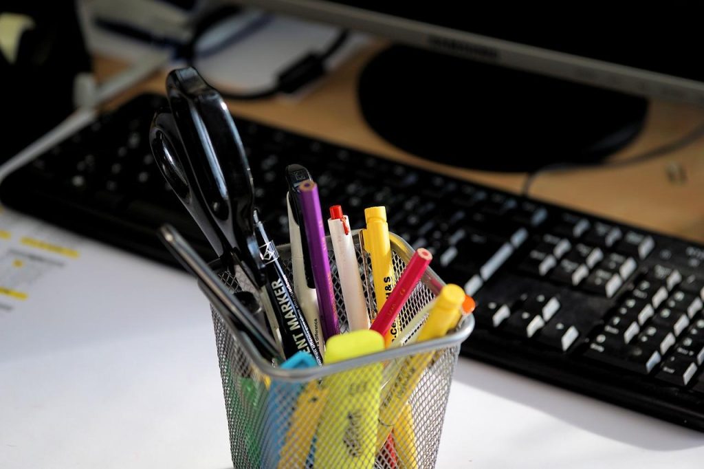 Collectie essentiële kantoorartikelen inclusief ergonomische stoel, bureau en organisatiemiddelen voor kantoorinrichting