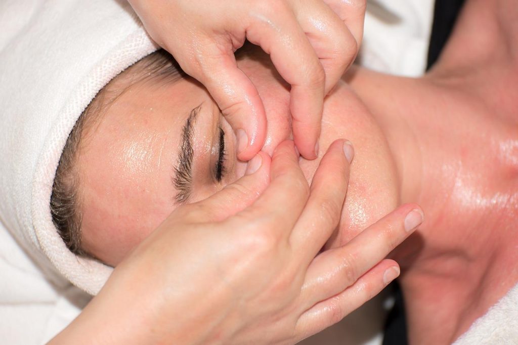 Vrouw met rode vlekken in het gezicht die behandeling zoekt voor roodheid in het gezicht