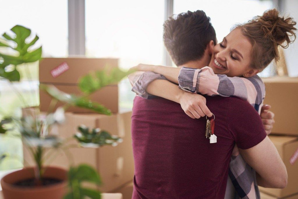 Zwangere vrouw organiseert babykamer tijdens verhuizing met hulp van partner en checklist voor stress-vrij verhuizen