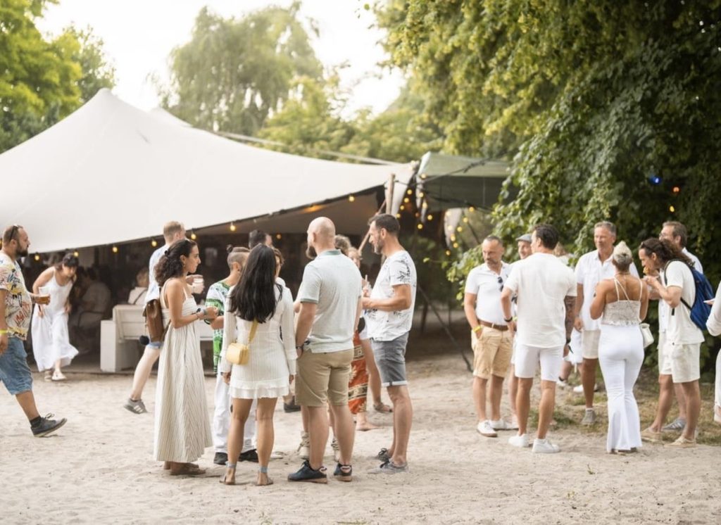 Personeelsuitje Apeldoorn met teambuilding activiteiten en groepsplezier bij Brodazz Beach