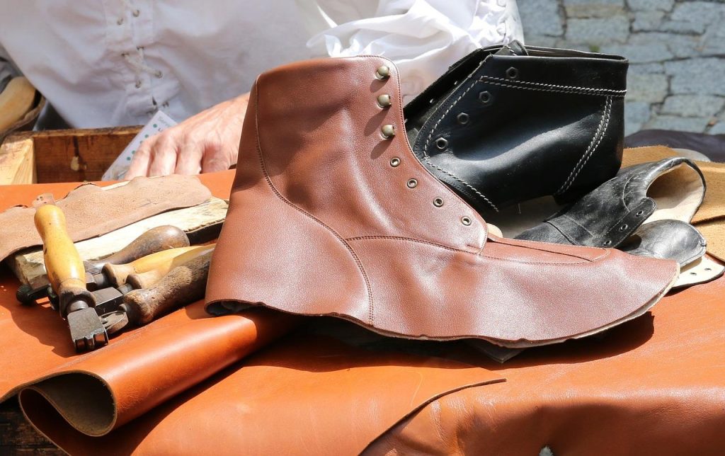 Historische ambachtelijke werkplaats van schoenmakers in Deventer met traditionele gereedschappen en leermaterialen