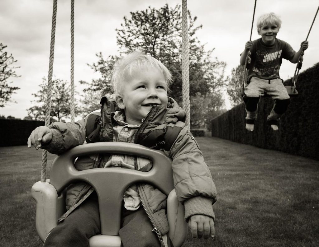 Ouder bezoekt beste kinderdagverblijf in Gouda met speelruimte en educatieve activiteiten voor kinderopvang
