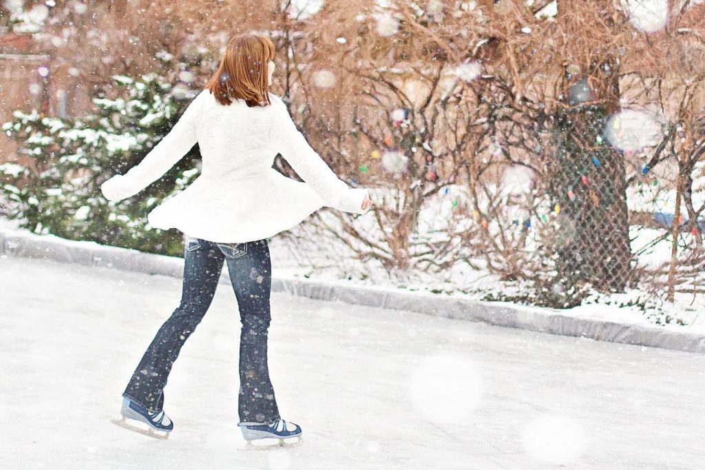 Ijsbaan in Spijkenisse met schaatsers op het ijs tijdens het winterseizoen, ideaal voor gezinnen en winterliefhebbers