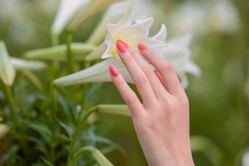 Professionele nagelstyliste in Assen verzorgt kunstnagels met creatieve nagelkunst en moderne designs