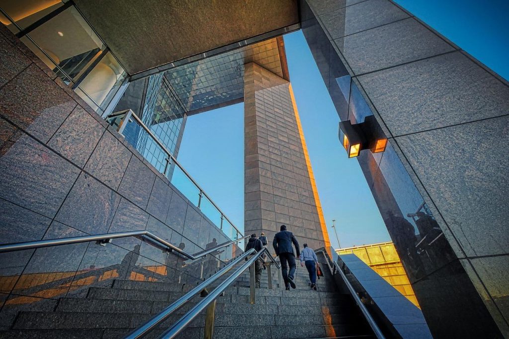 Bedrijfsadviseur helpt met waardebepaling en strategisch advies bij bedrijfsoverdracht voor optimale transactieresultaten