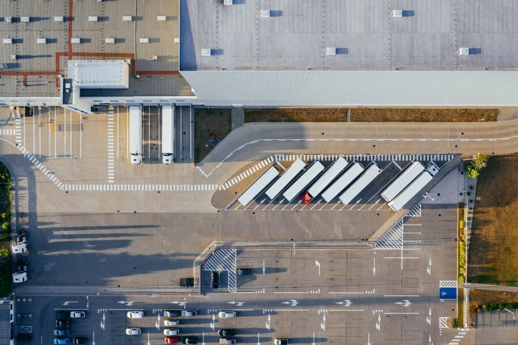 Teamleden werken samen aan een industrieel project met transportbanden en machines voor optimale productieefficiëntie
