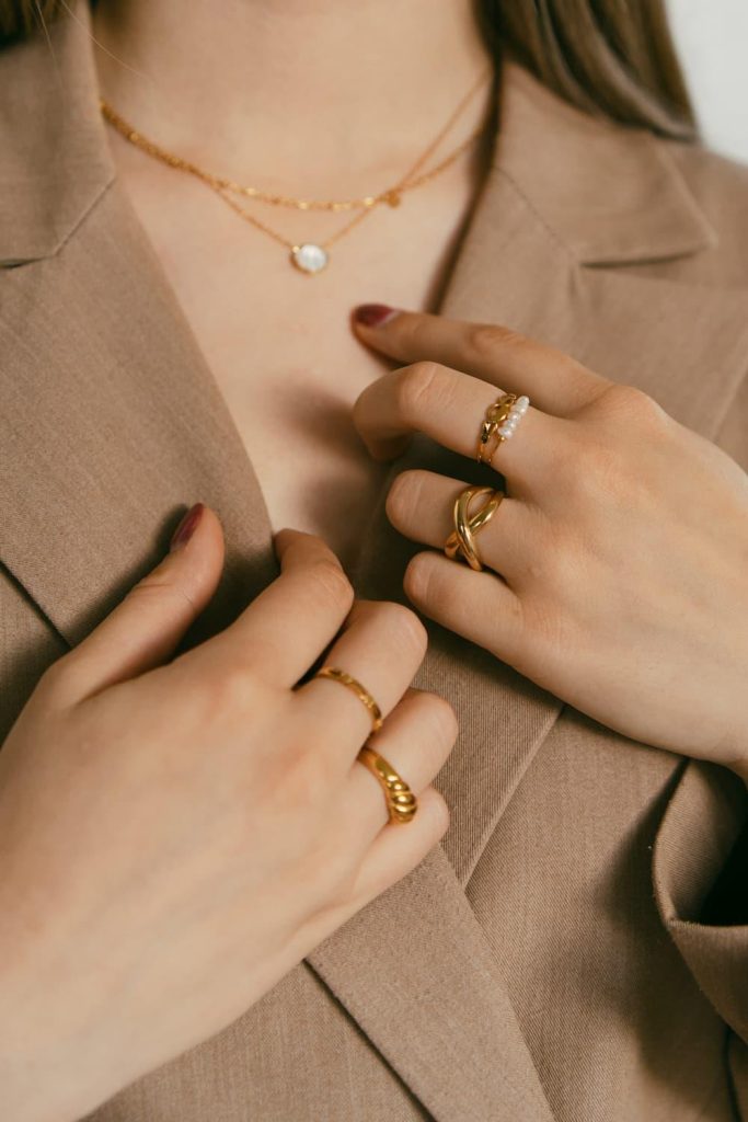 Waterproof gouden sieraden collectie met elegante kettingen en armbanden voor dagelijks gebruik