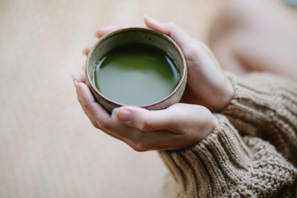 Matcha thee in bowl met bamboe garde - Uji matcha als onmisbare aanvulling op je dieet
