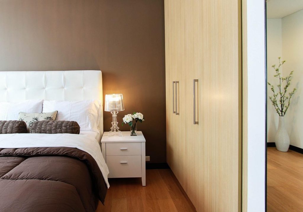 Kledingkast op maat met meerdere planken en lades voor optimale ruimtebenutting in slaapkamer