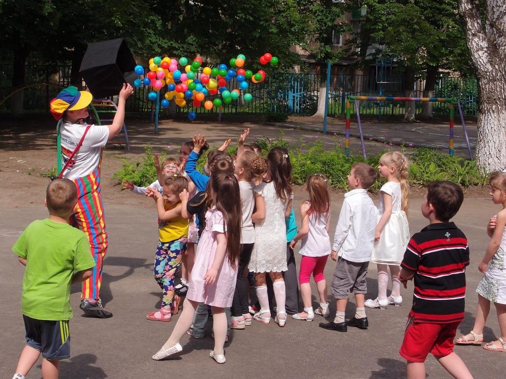 Kinderen spelen samen bij leuke activiteiten voor meerdere kinderen op een feestje met spellen en plezier