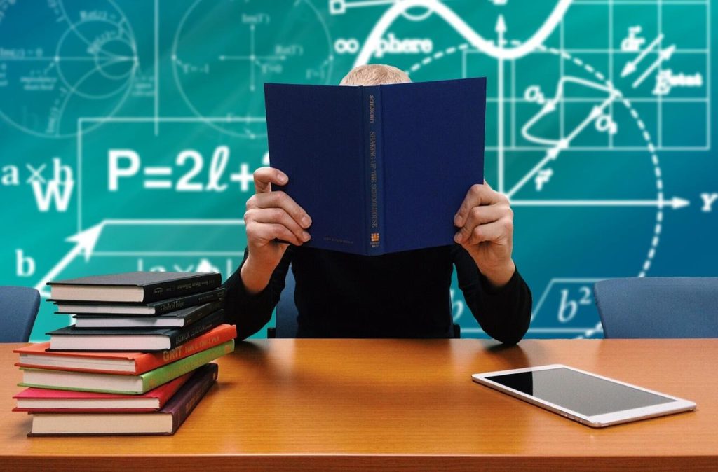 Innovatief schoolmeubilair gemaakt van duurzame materialen zoals gerecycled hout en biobased kunststoffen in een moderne klas