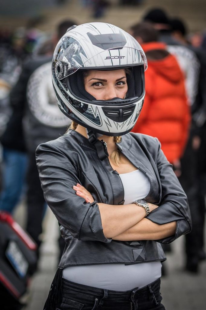Motorrijder in beschermende kleding en helm als voorbereiding op motorrijlessen