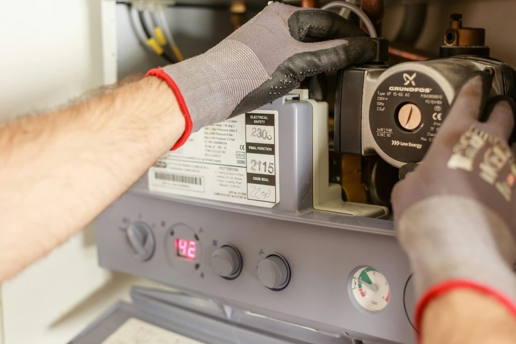 Moderne CV-ketel die aangeeft wanneer je je CV-ketel moet vervangen voor optimaal comfort en lagere energiekosten