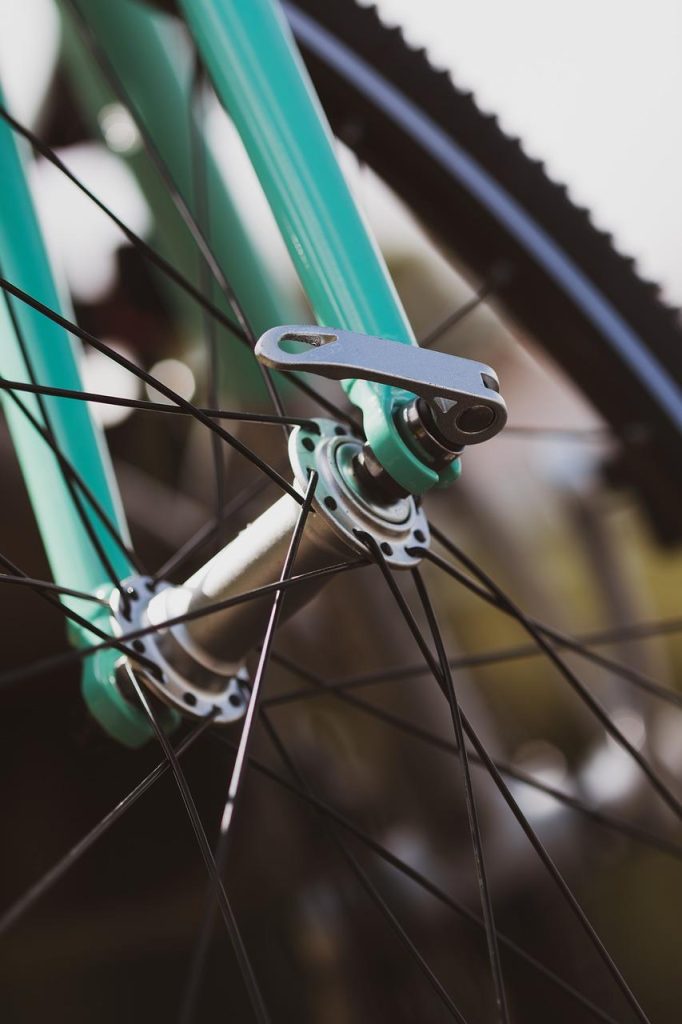 Fietser in correcte zithouding om fietsen zonder pijn mogelijk te maken, met goed afgestelde fiets