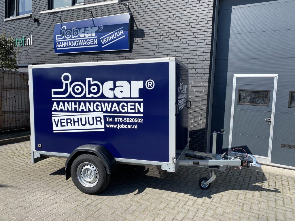 Geremde gesloten aanhanger met harde opbouw voor veilig en beschermd transport van goederen