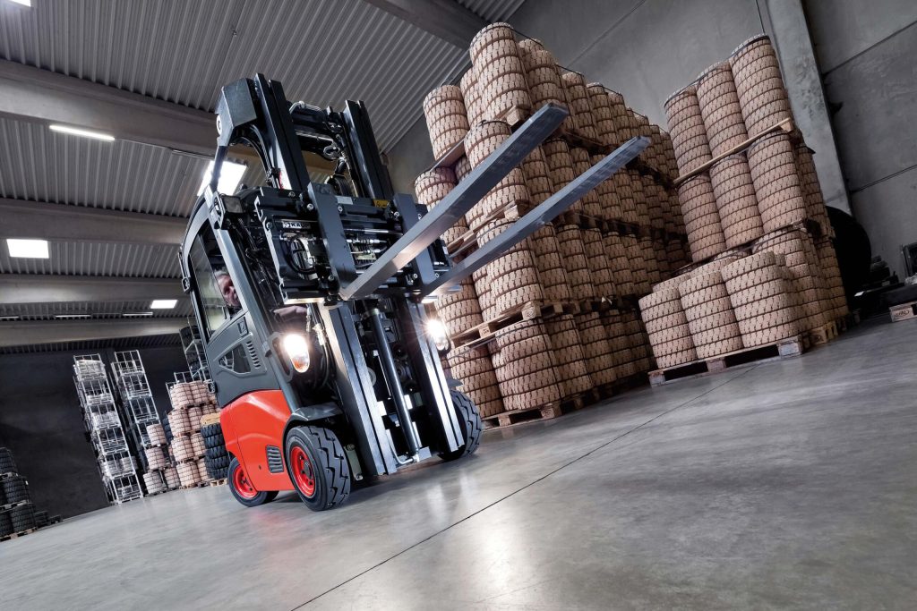 Heftruckbandendealer Juma biedt snelle levering en montage van heftruckbanden op locatie voor minimale bedrijfsstilstand