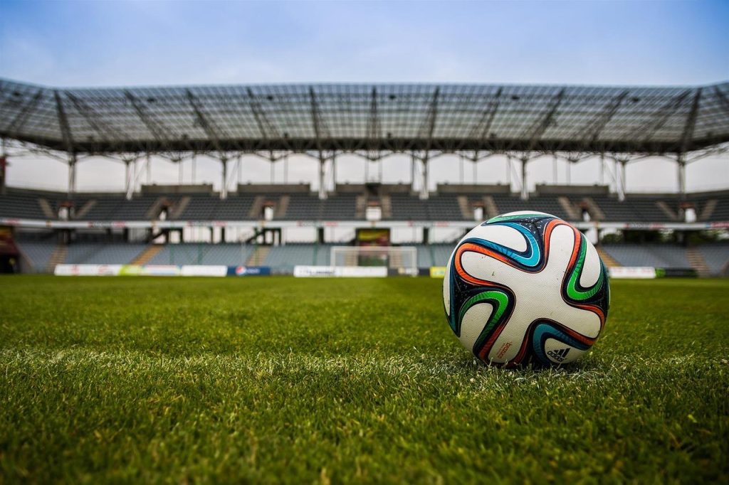 Groep mensen die samen sporten en elkaar motiveren om sport te omarmen als onderdeel van een gezonde levensstijl