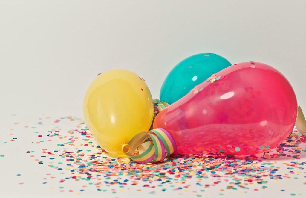 Voorbeelden van feestdecoratie trends 2025 met duurzame materialen, gepersonaliseerde slingers en minimalistische stijl