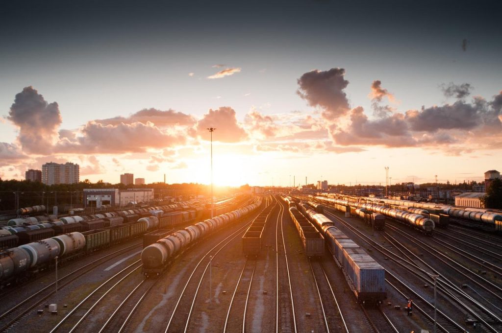 Overzicht van Finlands transportnetwerk met bossen en moderne logistieke infrastructuur voor internationaal goederenvervoer