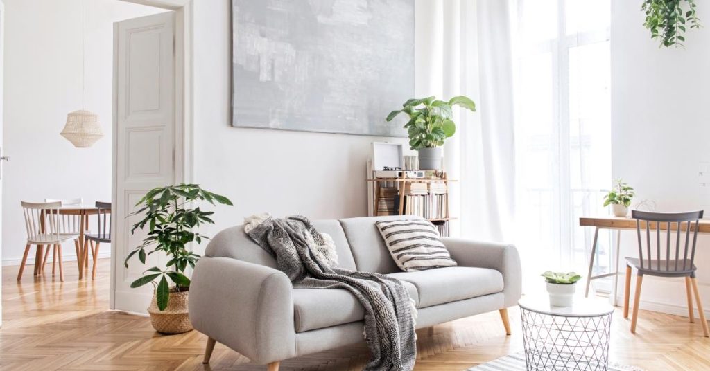 Interieur met natuurlijke materialen, warm licht en groene planten voor sfeervol en duurzaam wonen